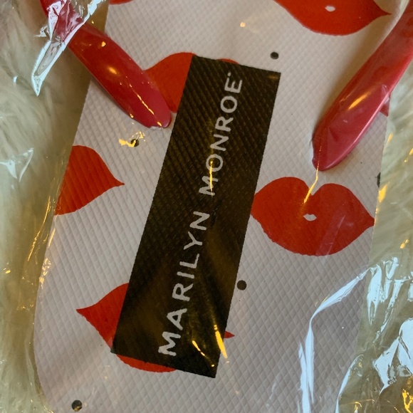 Marilyn Monroe Flip Flops Red White Kiss Print - Picture 3 of 3